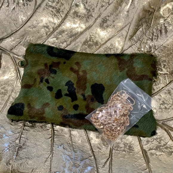 Emma Kelly & Me x Parker & Hyde Camo Crossbody - Picture 2 of 4